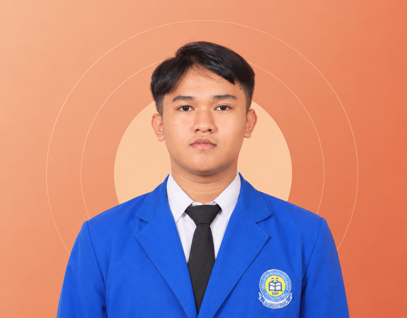Potret Ervin Fahdirezi mengenakan blazer biru
